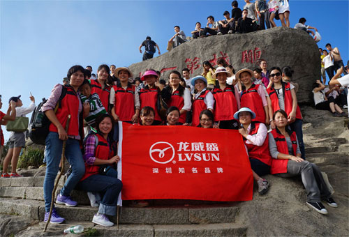 LVSUN organiza al personal para escalar la montaña Yangtai en el tradicional Festival Doble Noveno El 23 de octubre de 2012 es el momento del tradicional Festival Chino Doble Noveno, también llamado Festival Chong Yang. Es un buen momento para el montañis