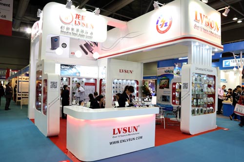 LVSUN los adaptadores universales más ultradelgados con la mayor eficiencia mostrados en la feria Spring HK en 2013